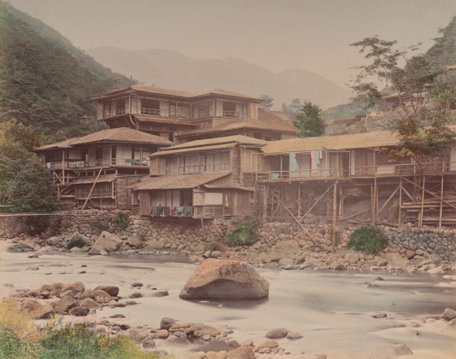 Fotografie giapponesi a mano colorate di Raimund von Stillfried – cerimonia di teceria e case sul fiume, ca. 1880 – Vergulde Kat