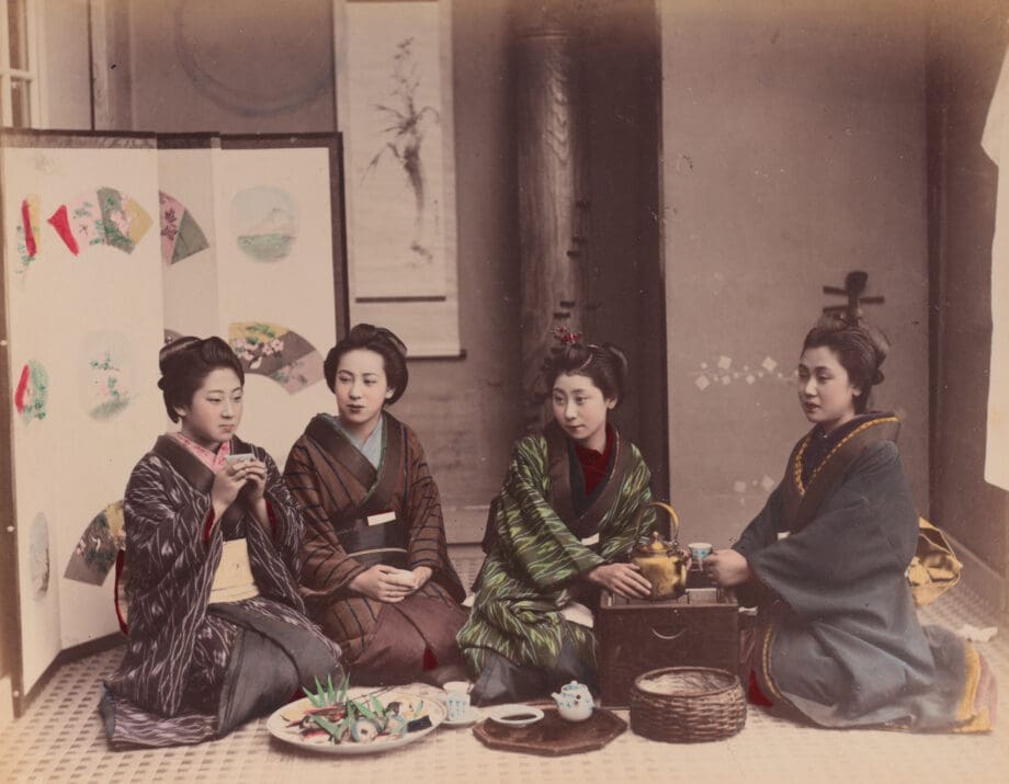 Fotografie giapponesi a mano colorate di Raimund von Stillfried – cerimonia di teceria e case sul fiume, ca. 1880 – Vergulde Kat
