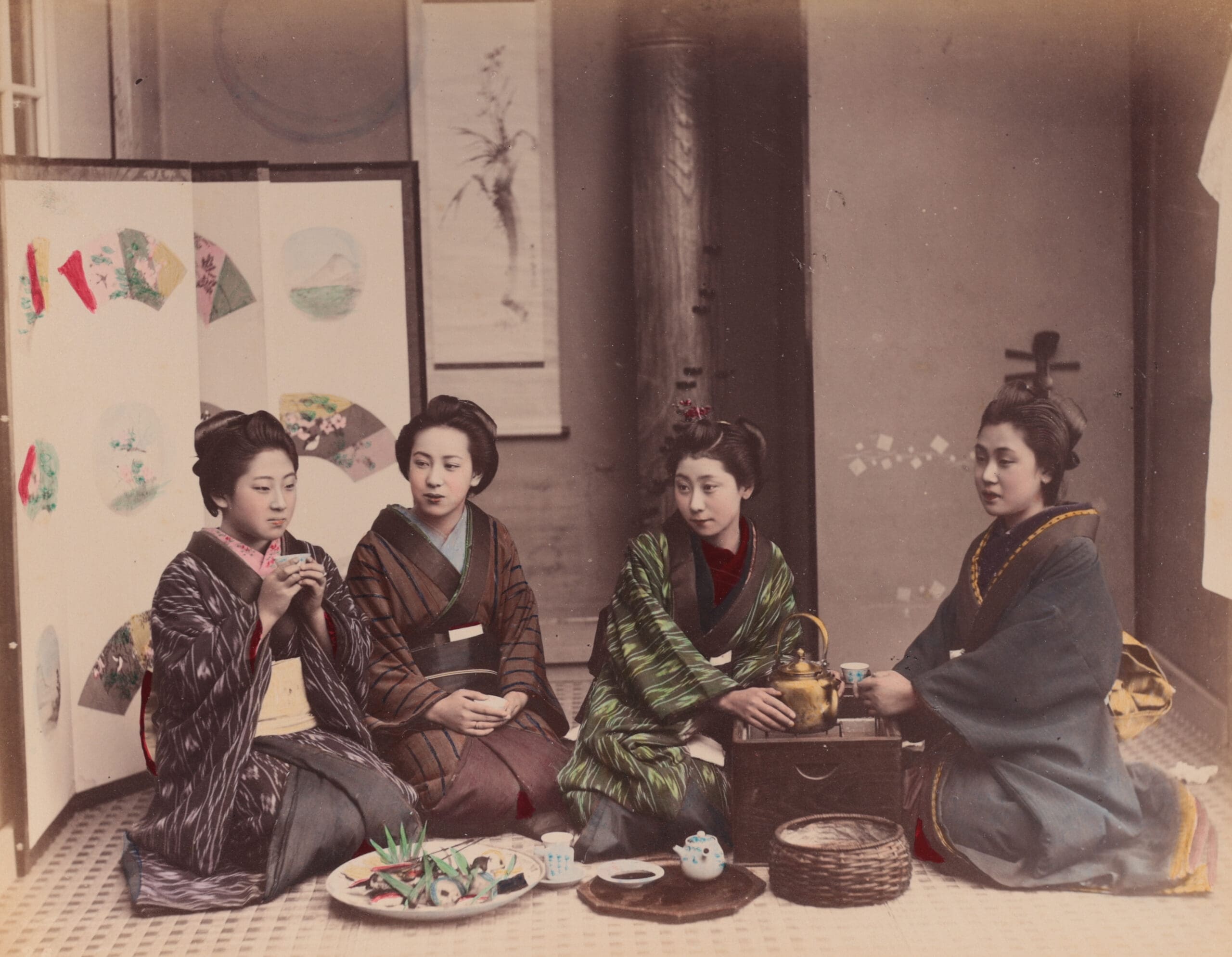 Fotografie giapponesi a mano colorate di Raimund von Stillfried – cerimonia del tè e case sul fiume, ca. 1880 – foto dettagliata