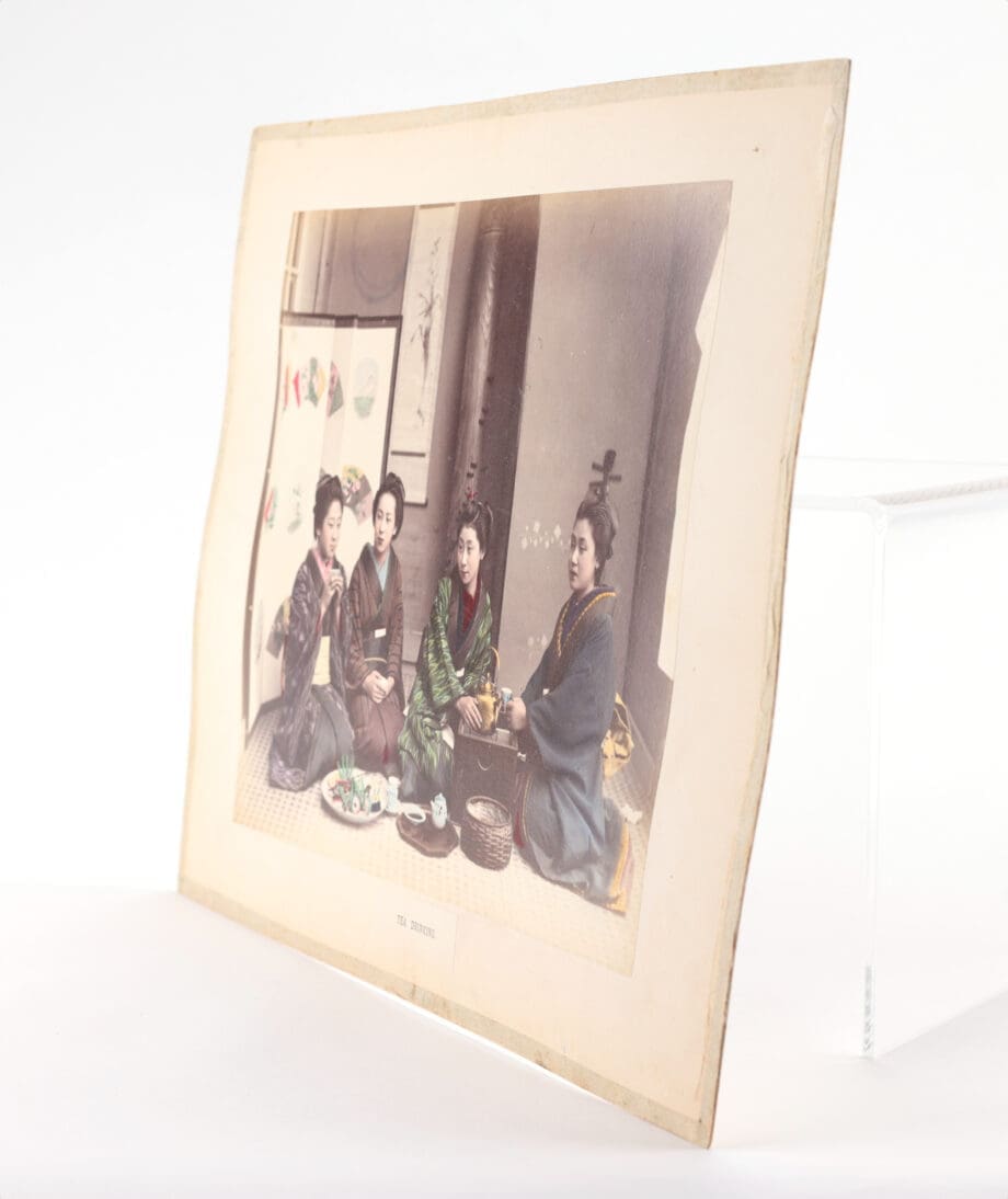 Fotografie giapponesi a mano colorate di Raimund von Stillfried – cerimonia di teceria e case sul fiume, ca. 1880 – Vergulde Kat