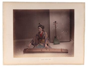 Japanse handgekleurde foto’s door Raimund von Stillfried – geisha & rivierlandschap, ca. 1880 – detailfoto