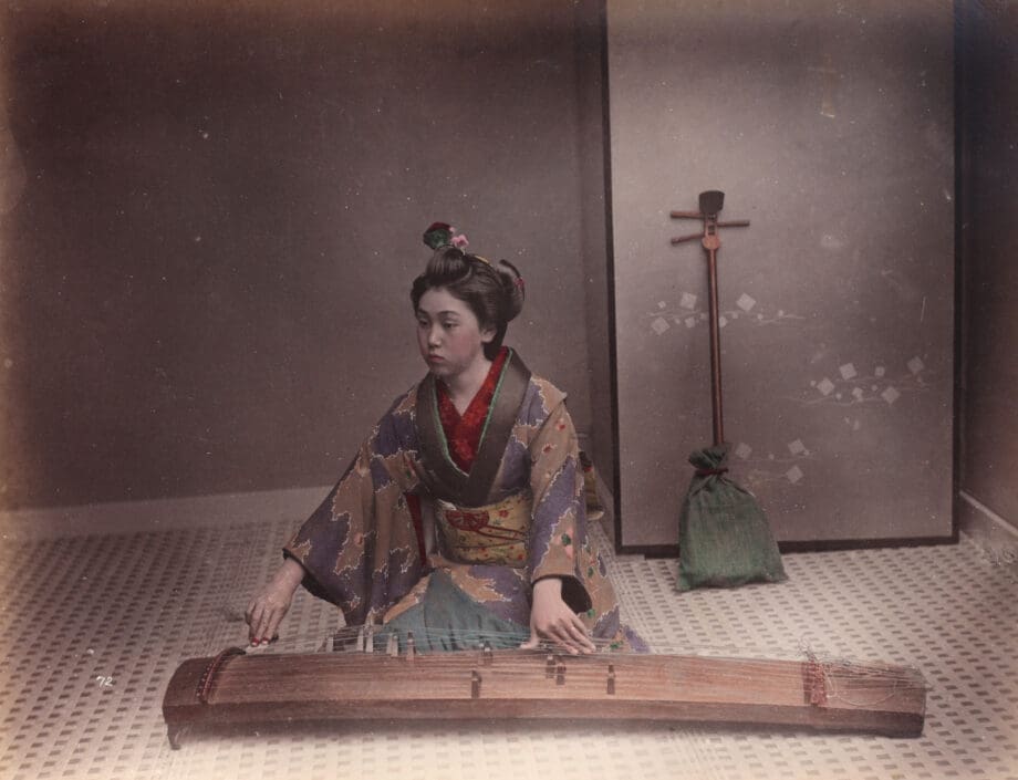 Japanese hand-colored photographs by Raimund von – Stillfried geisha & river landscape, ca. 1880 – Vergulde Kat