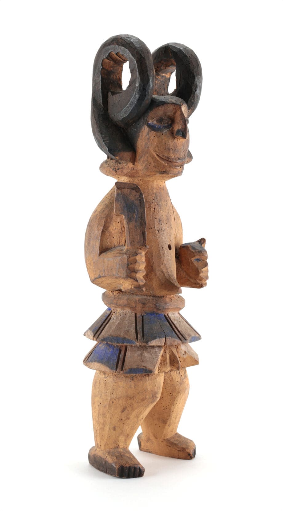 Statua di guardia Igbo Ikenga – Nigeria – residui di vernice ocra e blu – Vergulde Kat