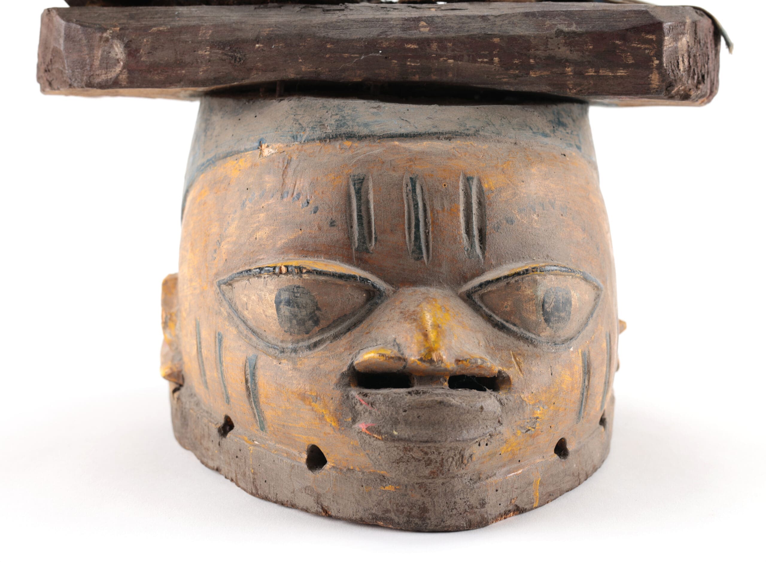 Masque-casque Gelede yoruba avec figures mobiles – Nigeria – photo de détail