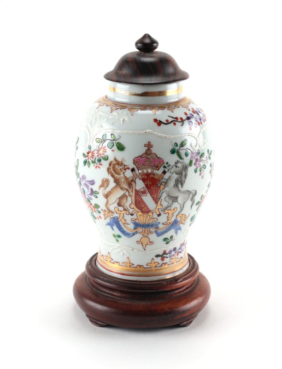 Porcelain tea caddy - French Samson - late 19th century - Imari decor - gilt - oriental figures - Vergulde Kat