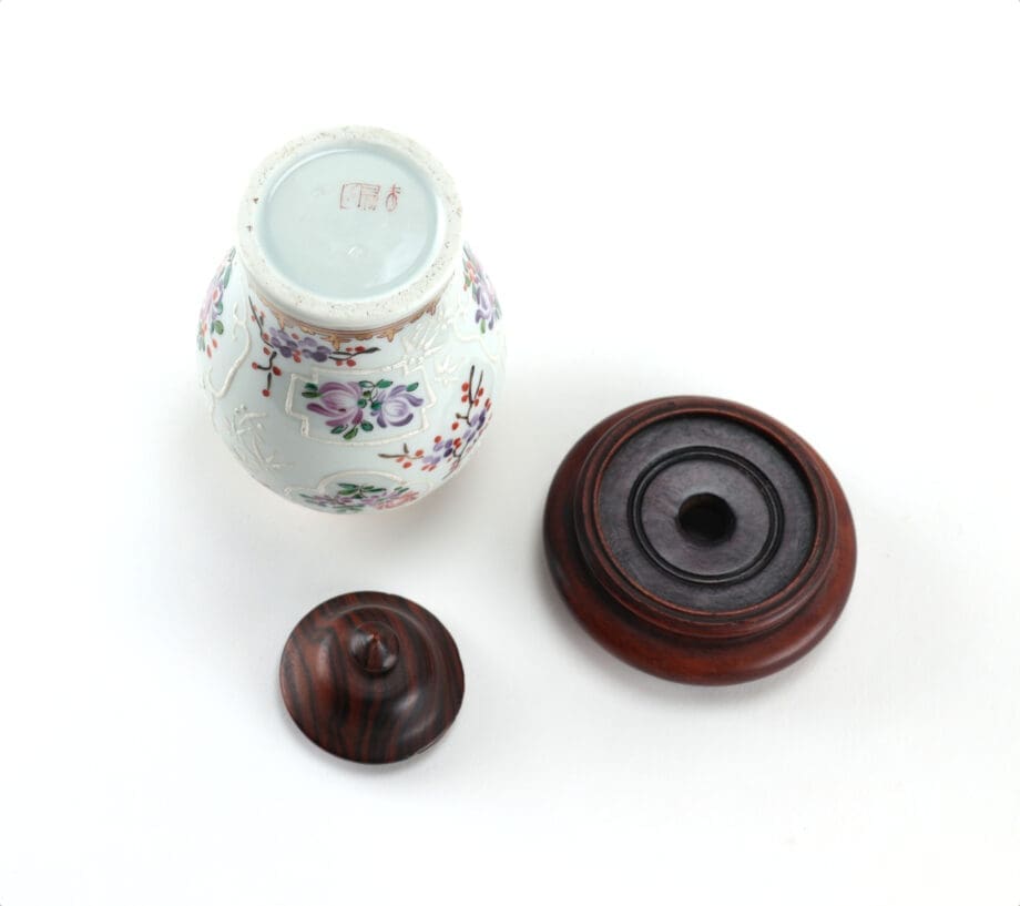 Porcelain tea caddy - French Samson - late 19th century - Imari decor - gilt - oriental figures - Vergulde Kat