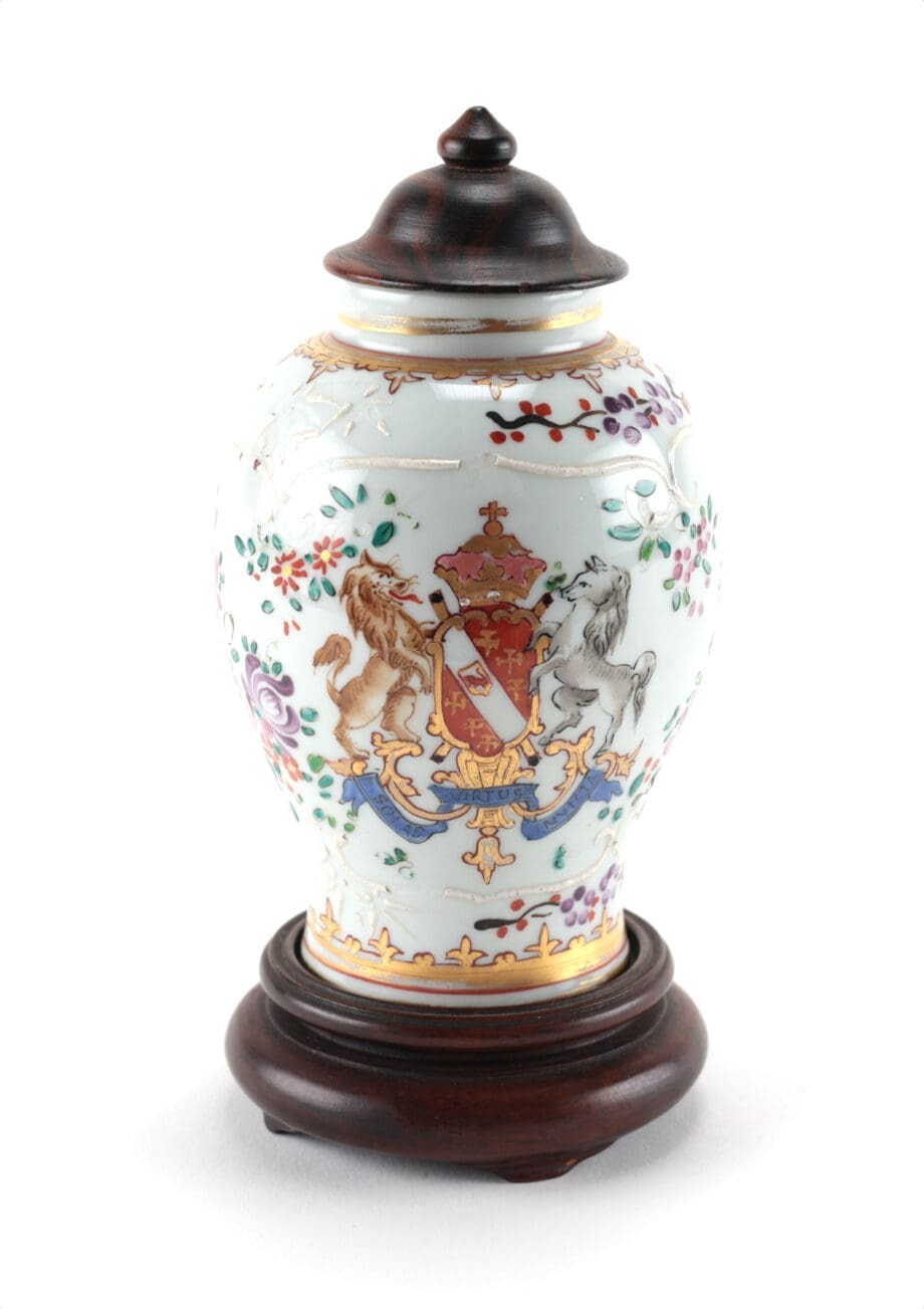 Porcelain tea caddy - French Samson - late 19th century - Imari decor - gilt - oriental figures - Vergulde Kat