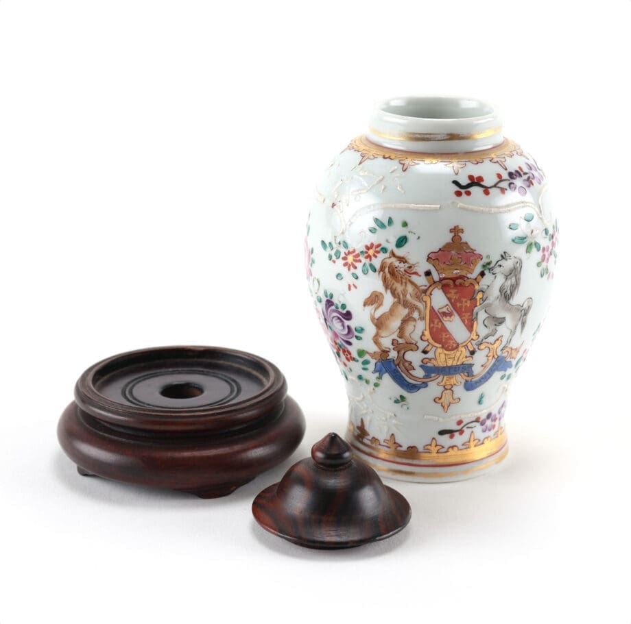 Porcelain tea caddy - French Samson - late 19th century - Imari decor - gilt - oriental figures - Vergulde Kat
