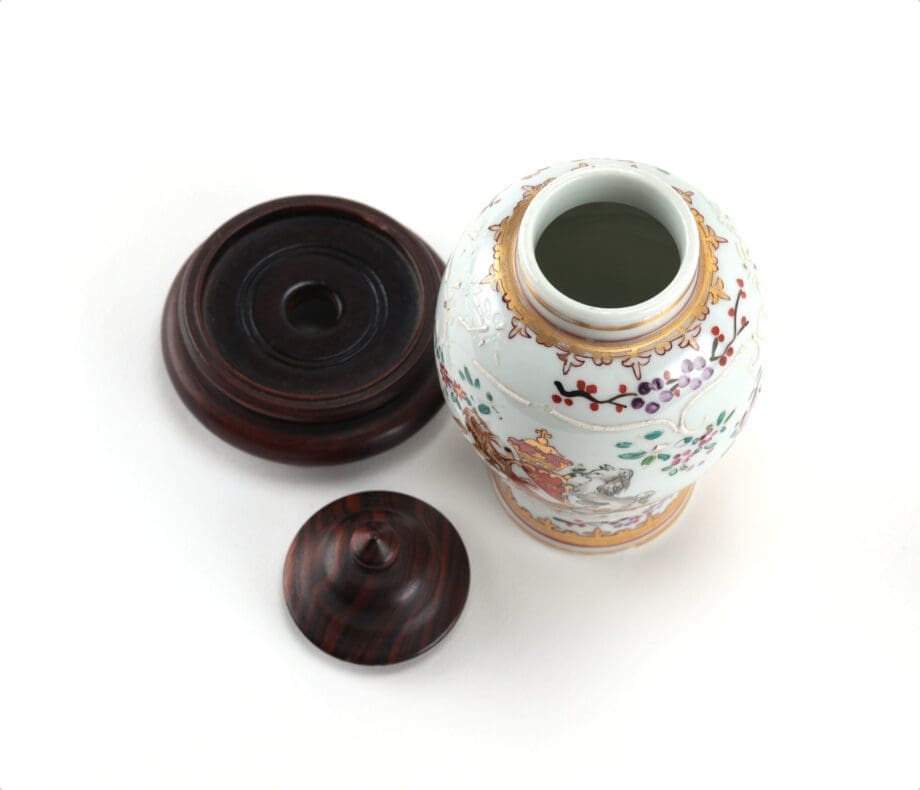 Porcelain tea caddy - French Samson - late 19th century - Imari decor - gilt - oriental figures - Vergulde Kat