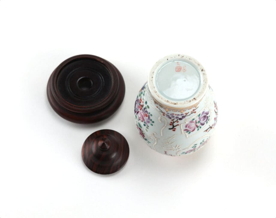 Porcelain tea caddy - French Samson - late 19th century - Imari decor - gilt - oriental figures - Vergulde Kat