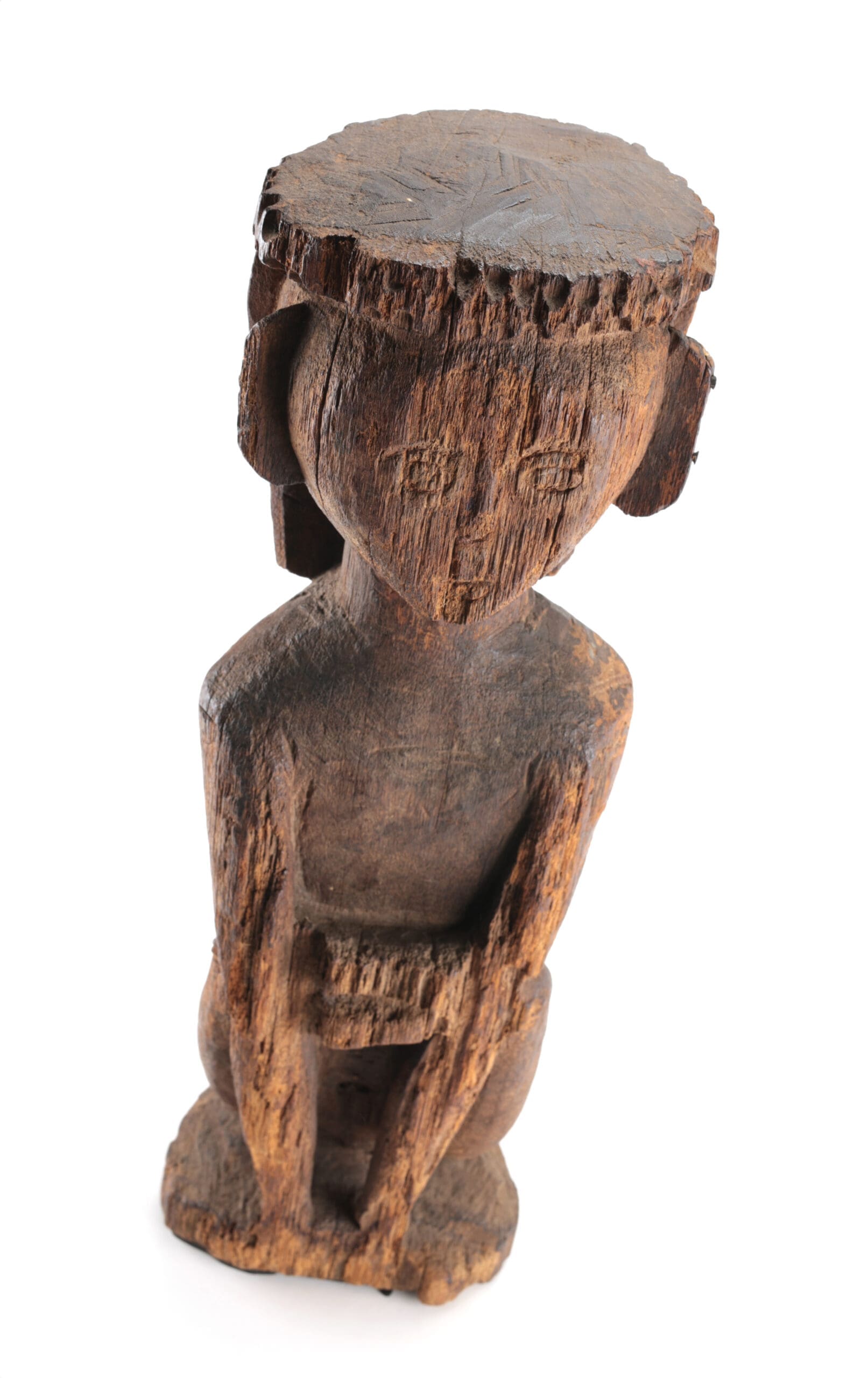 Hampatong beeld van een vrouw – Dayak, Borneo (Indonesië) – detailfoto
