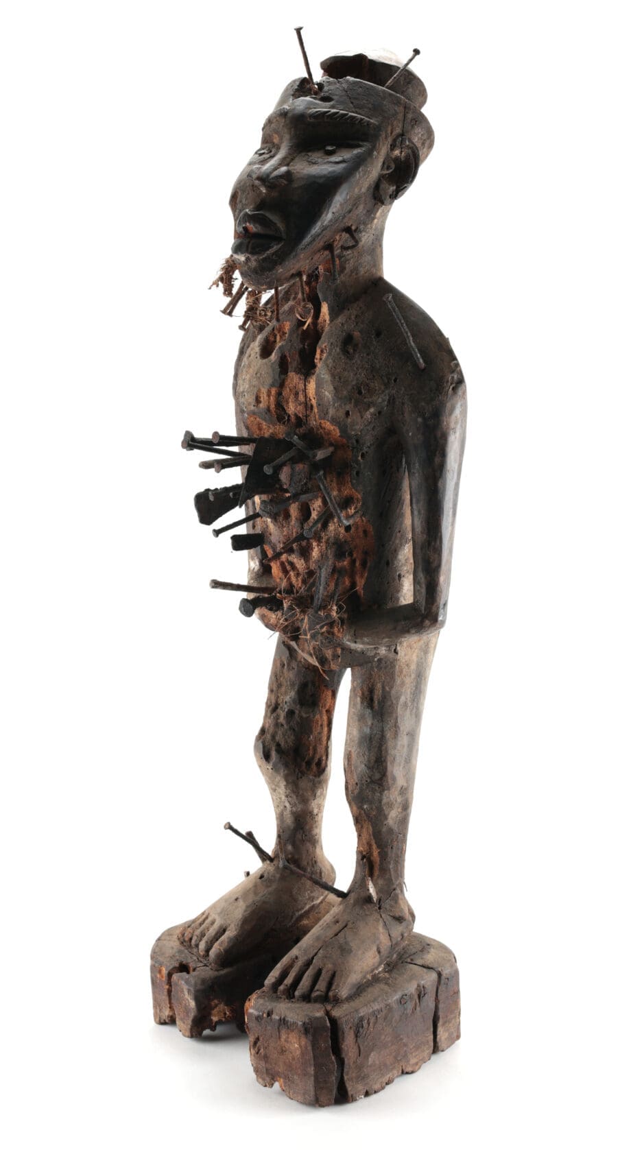 Kongo Nkisi Nkondi – gerechtigheidsfiguur – Congo ca. 1900 – collectie Mbehou – Vergulde Kat