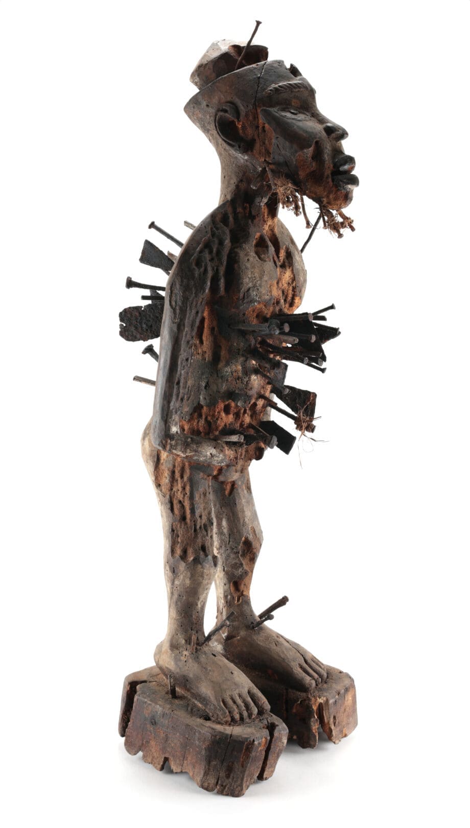 Kongo Nkisi Nkondi – gerechtigheidsfiguur – Congo ca. 1900 – collectie Mbehou – Vergulde Kat