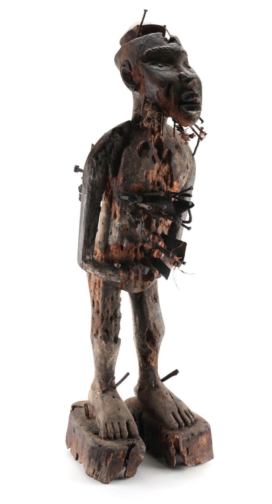 Kongo Nkisi Nkondi – gerechtigheidsfiguur – Congo ca. 1900 – collectie Mbehou – Vergulde Kat
