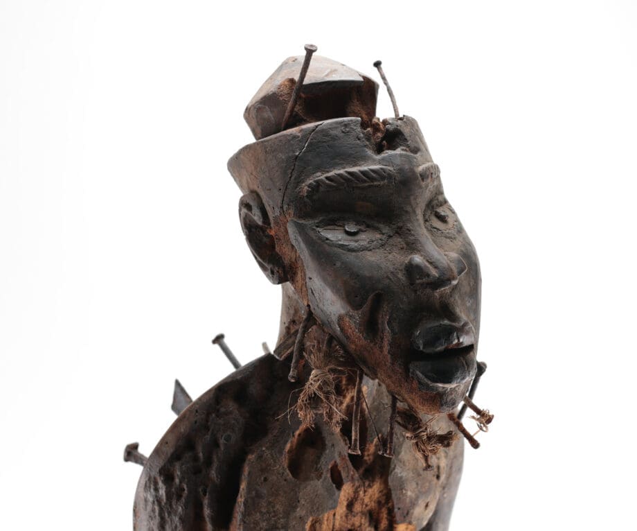 Kongo Nkisi Nkondi – gerechtigheidsfiguur – Congo ca. 1900 – collectie Mbehou – Vergulde Kat