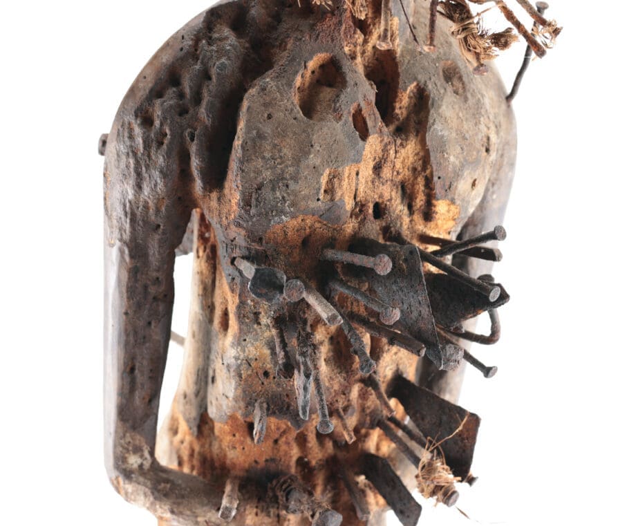 Kongo Nkisi Nkondi – gerechtigheidsfiguur – Congo ca. 1900 – collectie Mbehou – Vergulde Kat