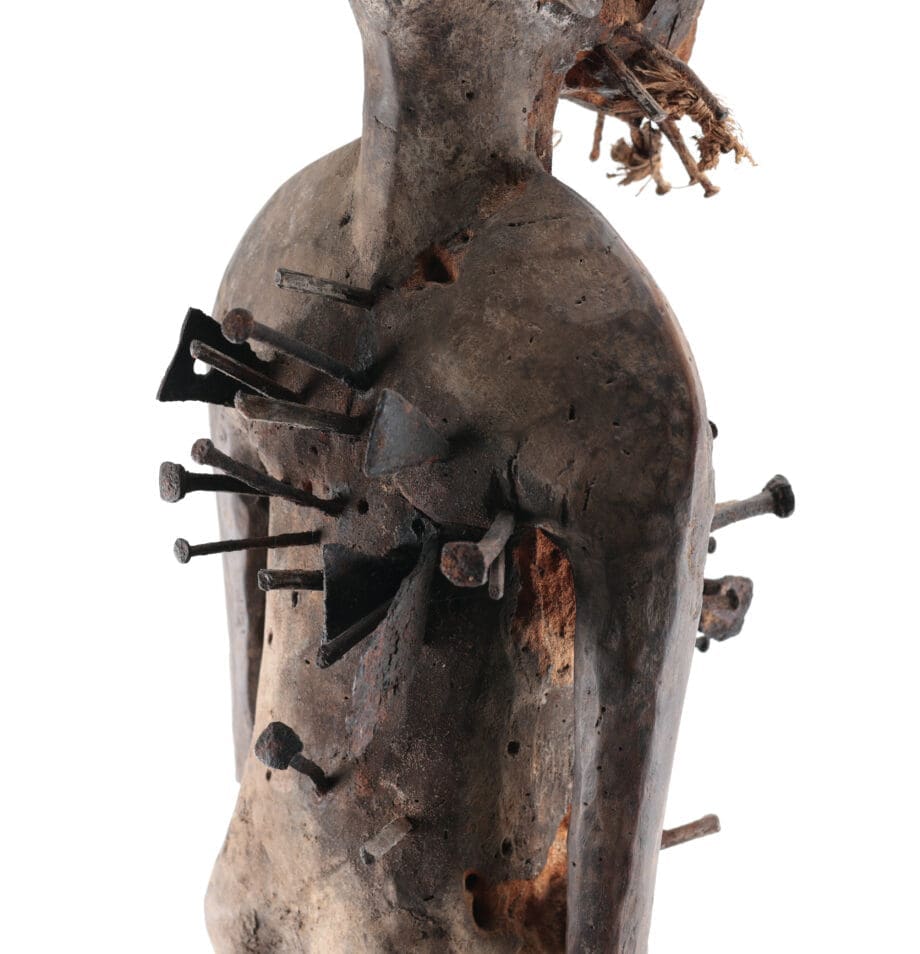 Kongo Nkisi Nkondi – gerechtigheidsfiguur – Congo ca. 1900 – collectie Mbehou – Vergulde Kat