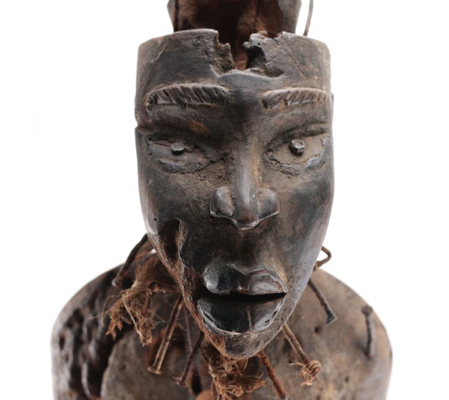 Kongo Nkisi Nkondi – gerechtigheidsfiguur – Congo ca. 1900 – collectie Mbehou – Vergulde Kat