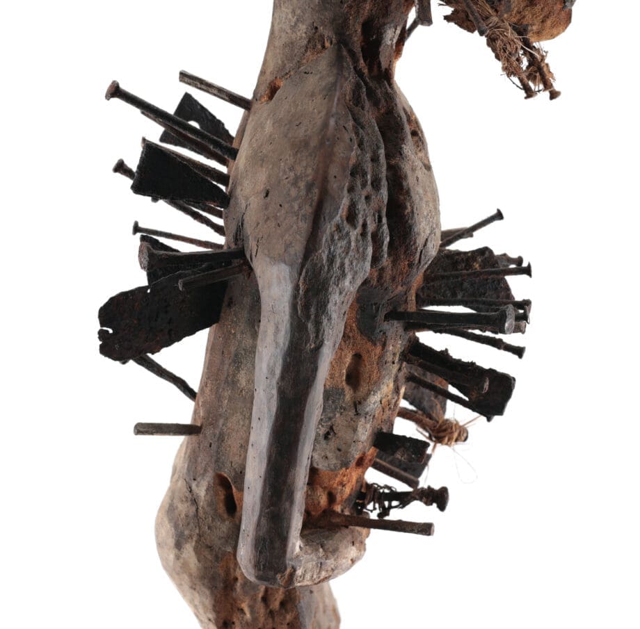 Kongo Nkisi Nkondi – gerechtigheidsfiguur – Congo ca. 1900 – collectie Mbehou – Vergulde Kat