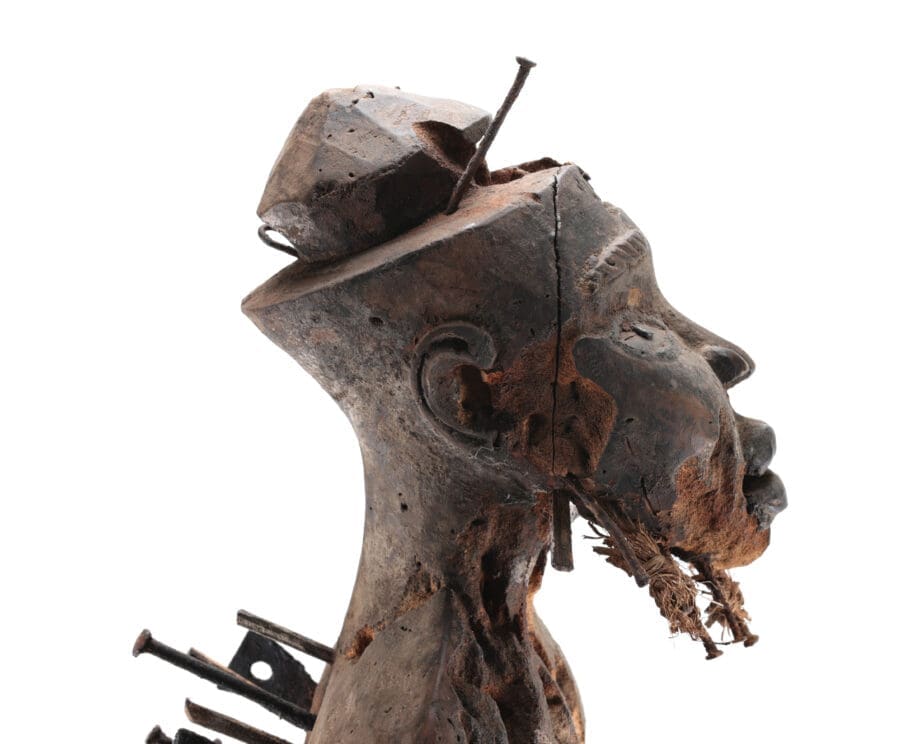 Kongo Nkisi Nkondi – gerechtigheidsfiguur – Congo ca. 1900 – collectie Mbehou – Vergulde Kat