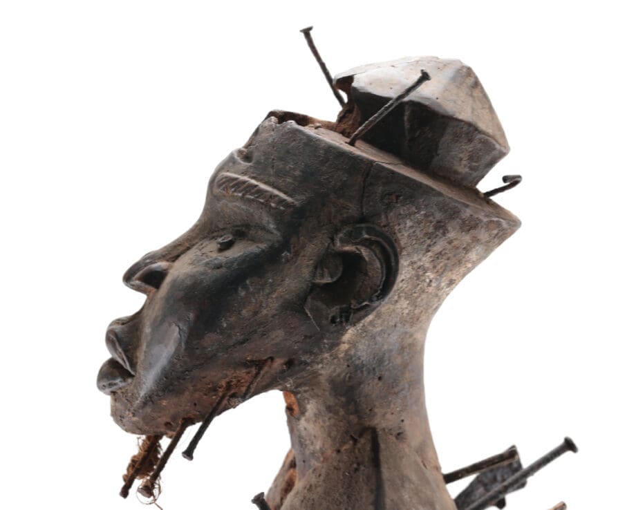 Kongo Nkisi Nkondi – gerechtigheidsfiguur – Congo ca. 1900 – collectie Mbehou – Vergulde Kat