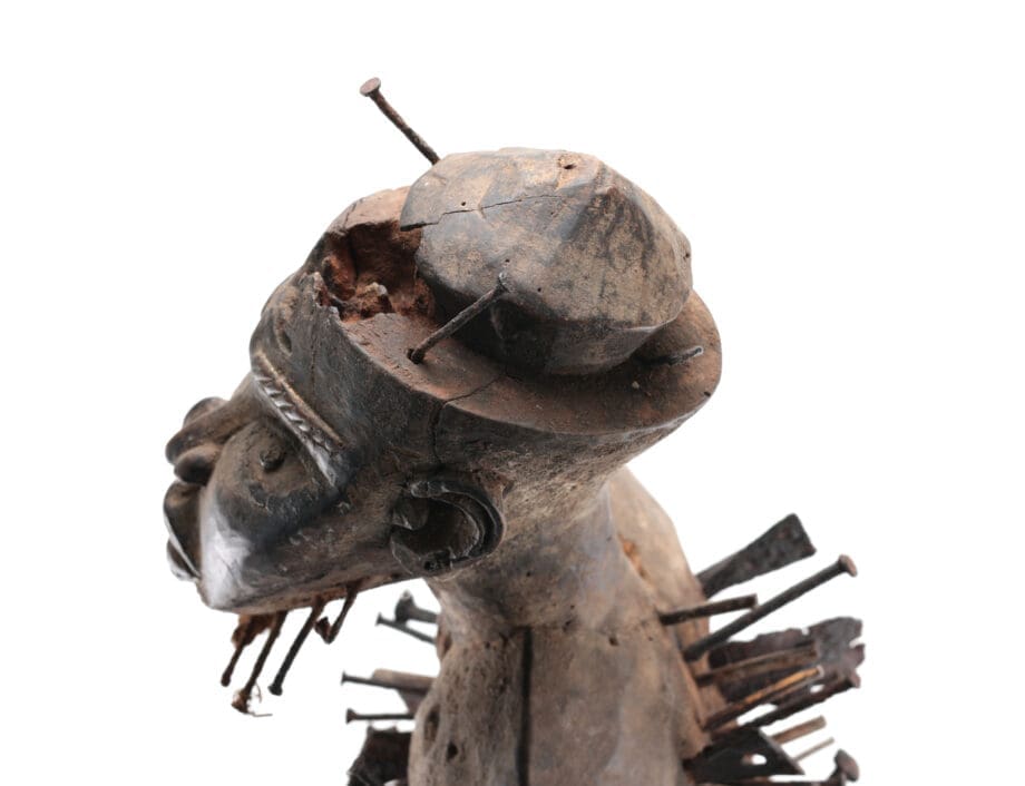 Kongo Nkisi Nkondi – gerechtigheidsfiguur – Congo ca. 1900 – collectie Mbehou – Vergulde Kat