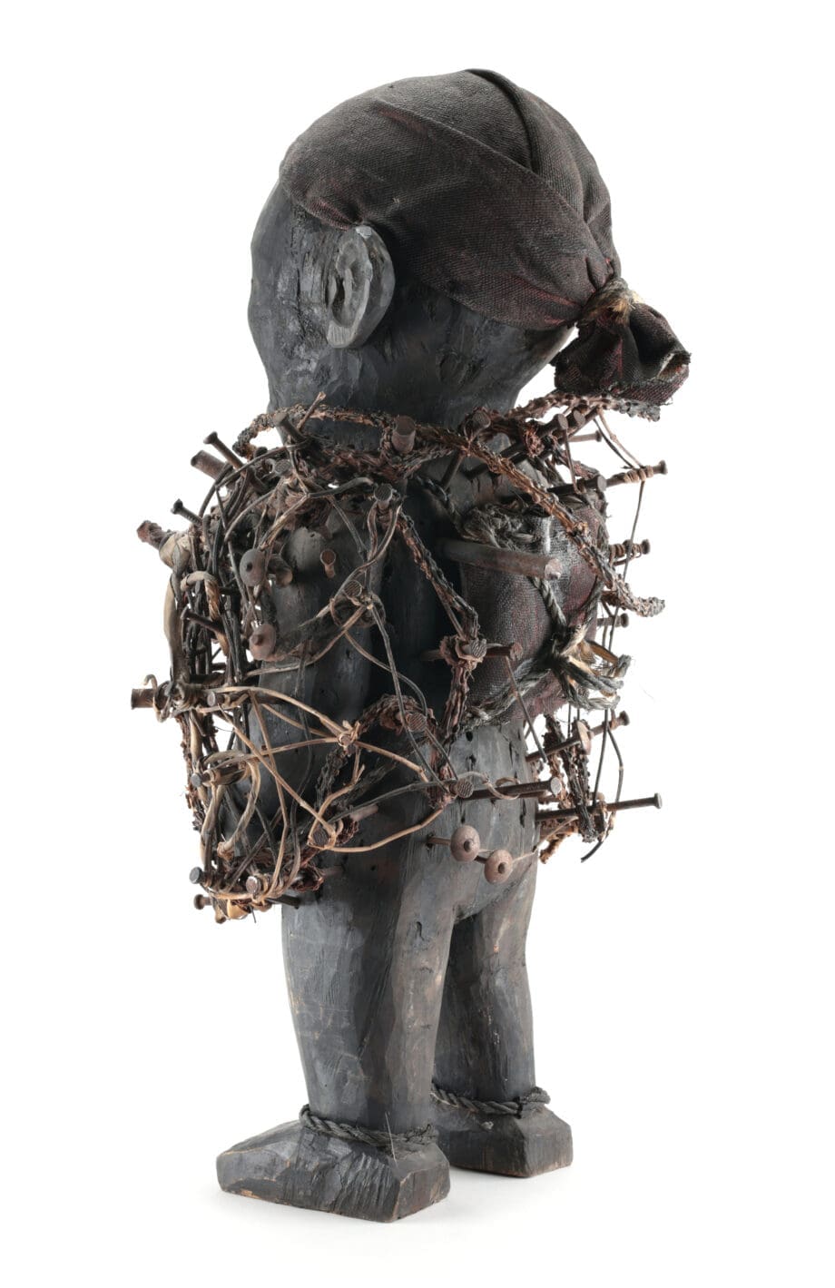 Grote Kongo Nkisi nkondi met spijkers – ca. 1900 – Vergulde Kat