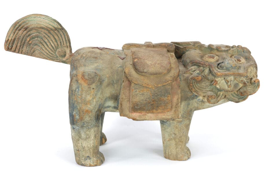 Lot de deux lions de temple chinois (foo dogs) – bois – XVIIIe-XIXe siècle – avec cachet d'exportation Jian Ding – Vergulde Kat