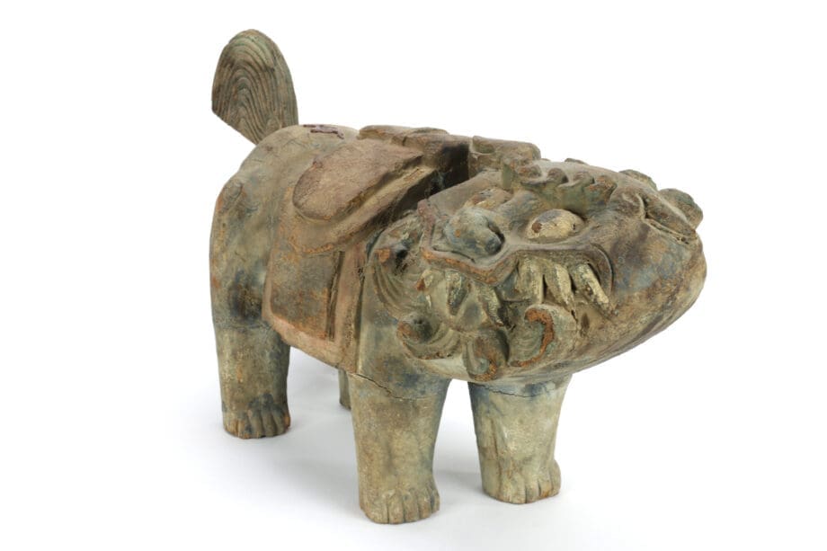 Lot de deux lions de temple chinois (foo dogs) – bois – XVIIIe-XIXe siècle – avec cachet d'exportation Jian Ding – Vergulde Kat