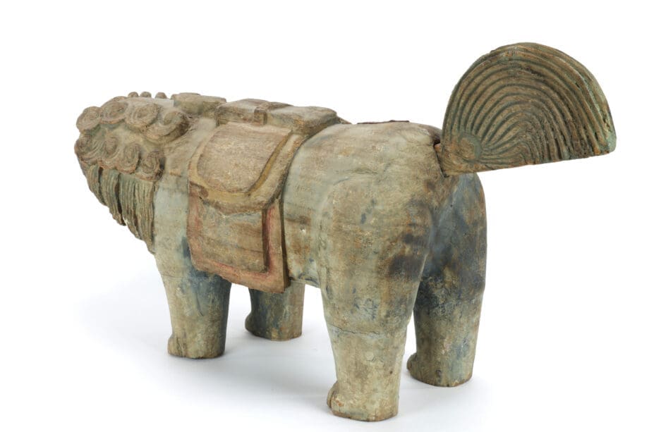 Lot de deux lions de temple chinois (foo dogs) – bois – XVIIIe-XIXe siècle – avec cachet d'exportation Jian Ding – Vergulde Kat