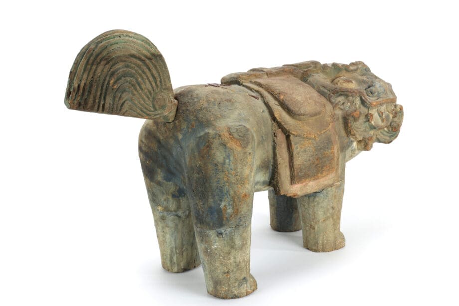 Lot de deux lions de temple chinois (foo dogs) – bois – XVIIIe-XIXe siècle – avec cachet d'exportation Jian Ding – Vergulde Kat