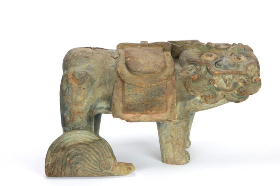 Lot de deux lions de temple chinois (foo dogs) – bois – XVIIIe-XIXe siècle – avec cachet d'exportation Jian Ding – Vergulde Kat