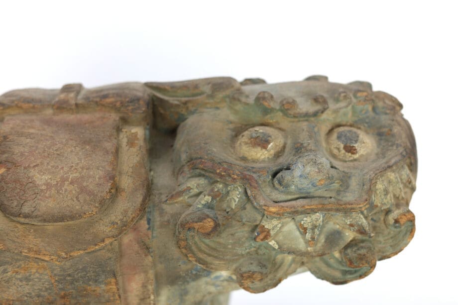 Lot de deux lions de temple chinois (foo dogs) – bois – XVIIIe-XIXe siècle – avec cachet d'exportation Jian Ding – Vergulde Kat