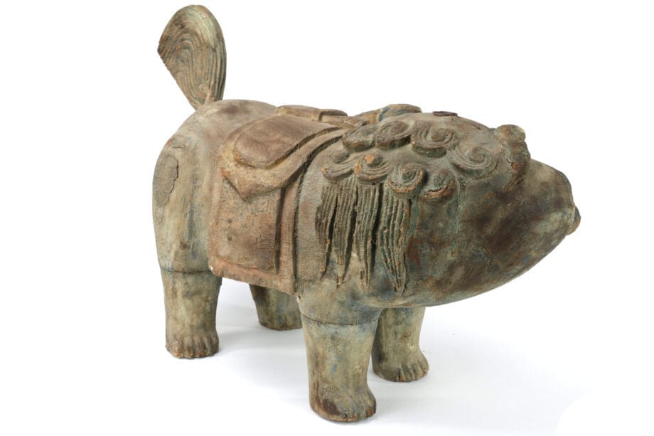 Lot de deux lions de temple chinois (foo dogs) – bois – XVIIIe-XIXe siècle – avec cachet d'exportation Jian Ding – Vergulde Kat
