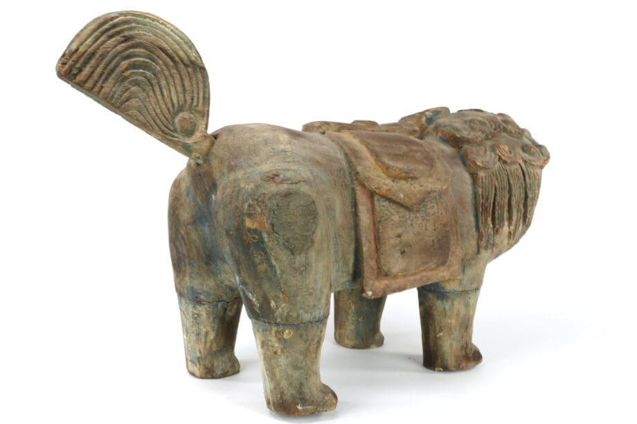 Lot de deux lions de temple chinois (foo dogs) – bois – XVIIIe-XIXe siècle – avec cachet d'exportation Jian Ding – Vergulde Kat