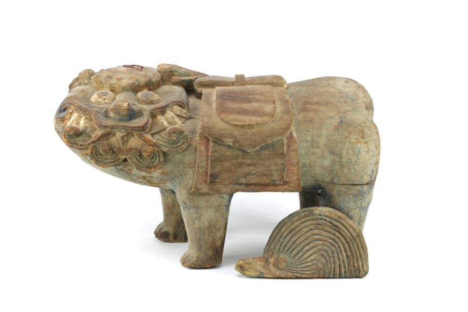 Lot de deux lions de temple chinois (foo dogs) – bois – XVIIIe-XIXe siècle – avec cachet d'exportation Jian Ding – Vergulde Kat
