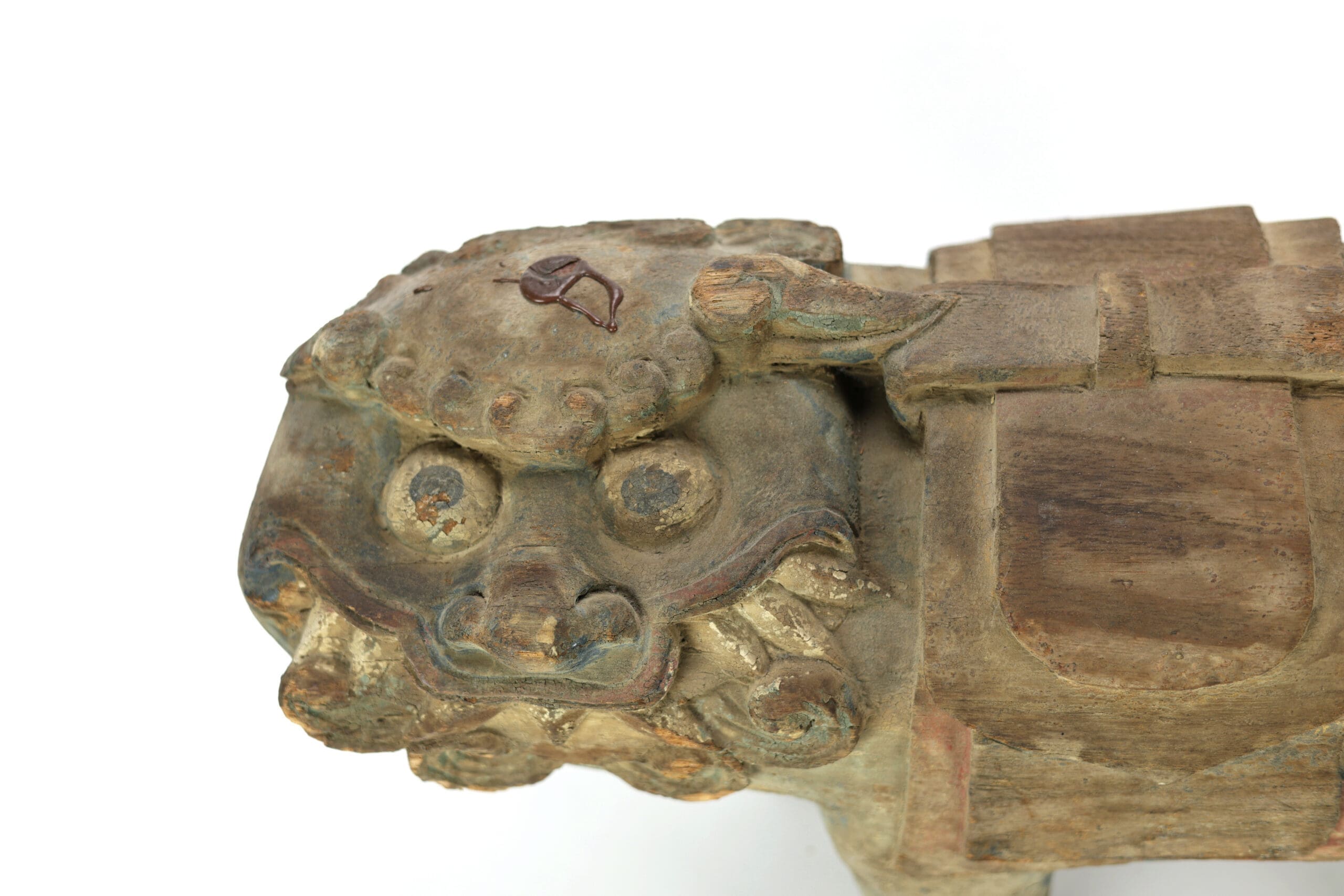 Ensemble de deux lions de temple chinois (chiens de F o) – bois – XVIIIe–XIXe siècle – avec sceau d’exportation Jian Ding – photo de détail