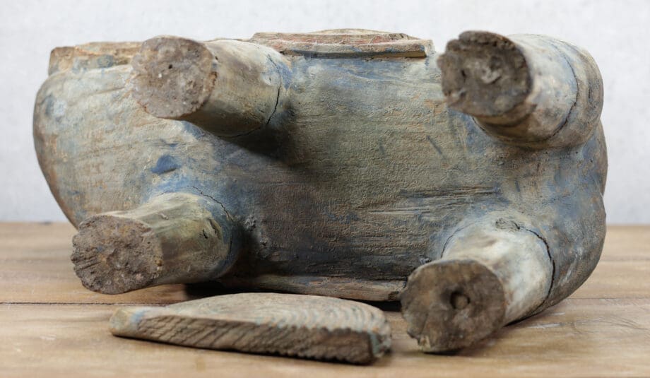 Lot de deux lions de temple chinois (foo dogs) – bois – XVIIIe-XIXe siècle – avec cachet d'exportation Jian Ding – Vergulde Kat