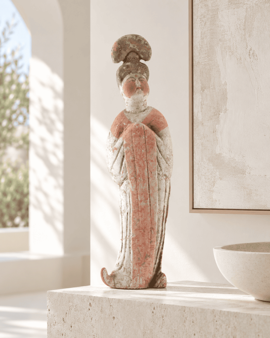 Tang dynastie ‘Fat Lady’ figuur – Chinees aardewerk beeld met pigmentresten – Vergulde Kat