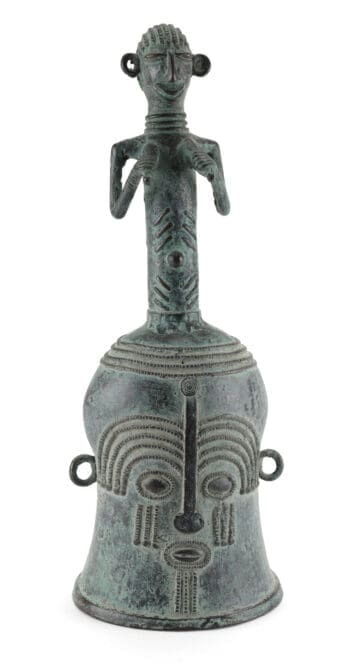 Bronzen bel met figuur – Kameroen – Grassfields cultuur – 40 cm hoog – detailfoto
