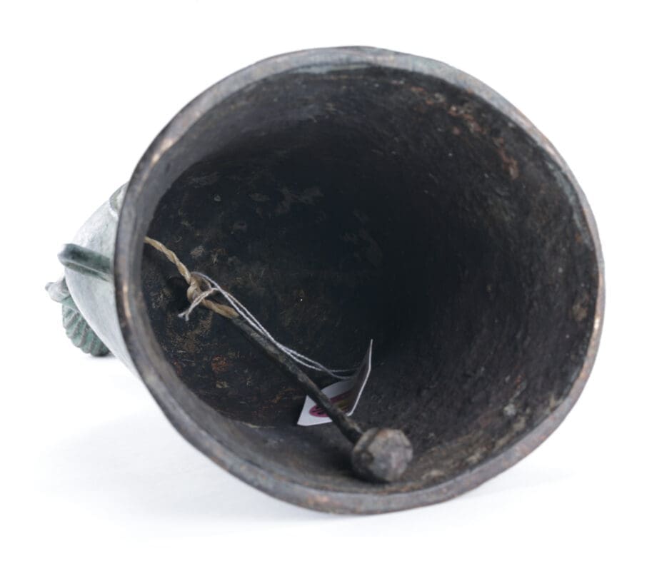 Bronzen bel met figuur – Kameroen – Grassfields cultuur – 40 cm hoog – Vergulde Kat