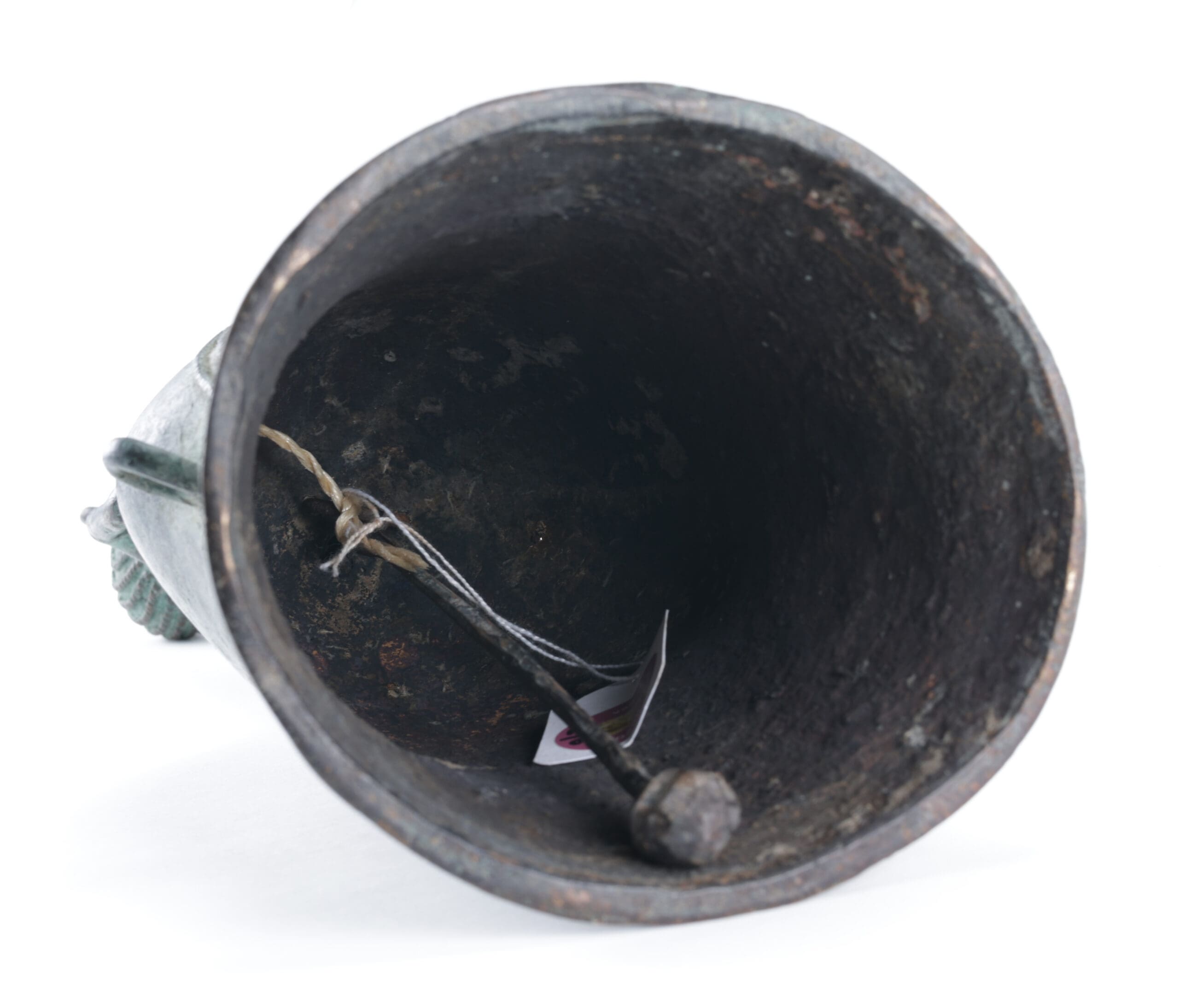 Bronzen bel met figuur – Kameroen – Grassfields cultuur – 40 cm hoog – detailfoto