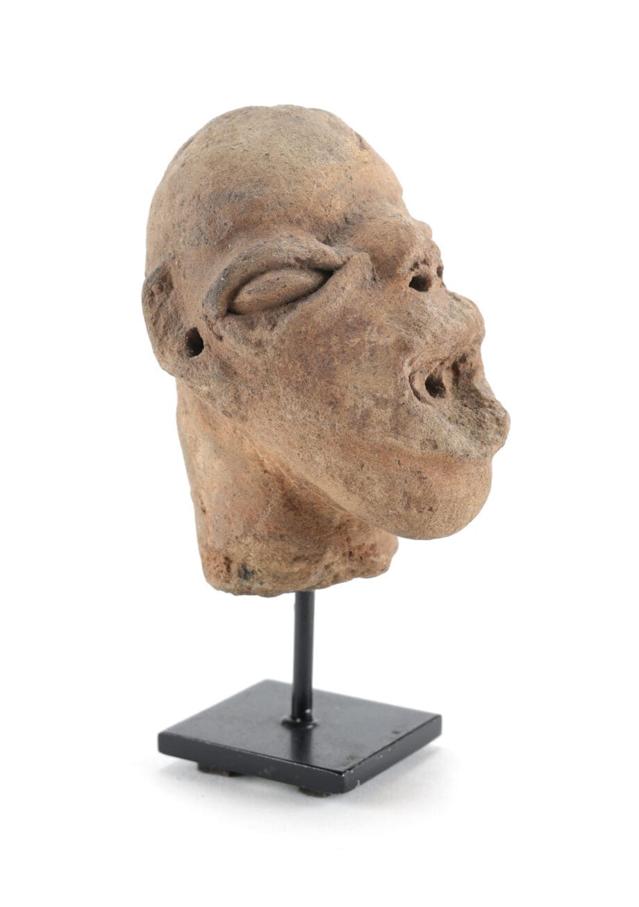Koma Bulsa terracotta head - Ghana - expressive ritual sculpture - Vergulde Kat