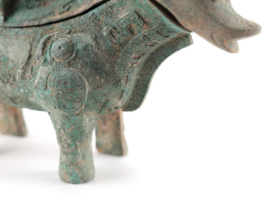 Vase zun chinois en bronze en forme d'animal mythique – style Shang – avec couvercle – Vergulde Kat