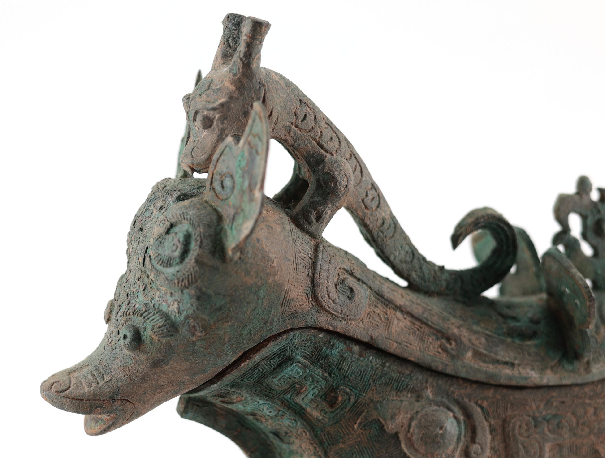 Vase zun en bronze chinois en forme d'animal mythique – style Shang – avec couvercle – photo de détail