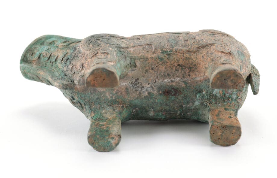 Vase zun chinois en bronze en forme d'animal mythique – style Shang – avec couvercle – Vergulde Kat