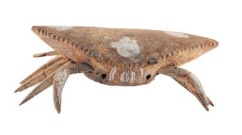 Ijo hoofdtooi in de vorm van een krab – Niger-delta (Nigeria) – collectie Roel & Paulien de Lange – detailfoto