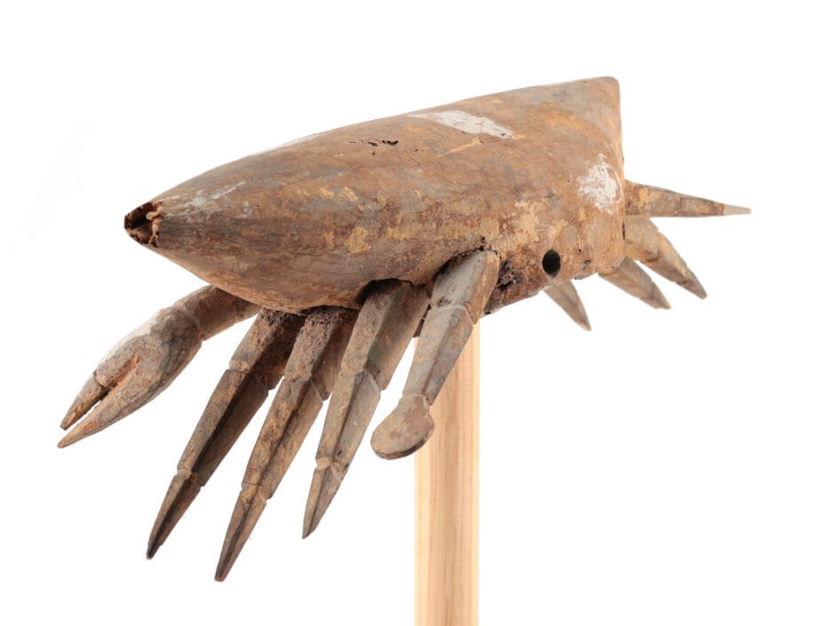 Coiffe ijo en forme de crabe – Delta du Niger (Nigéria) – collection Roel & Paulien de Lange – Vergulde Kat