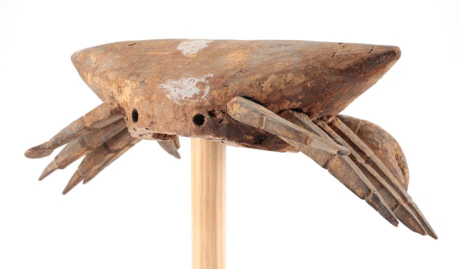 Coiffe ijo en forme de crabe – Delta du Niger (Nigéria) – collection Roel & Paulien de Lange – Vergulde Kat