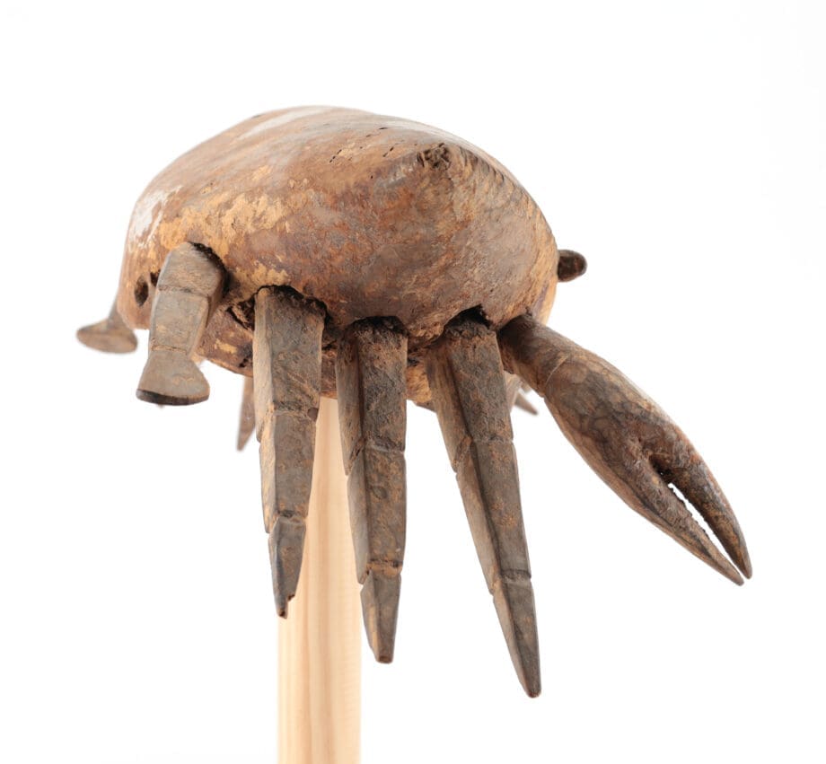 Coiffe ijo en forme de crabe – Delta du Niger (Nigéria) – collection Roel & Paulien de Lange – Vergulde Kat